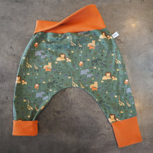 Charger l'image dans la galerie, sarouel pour bébé vert et orange avec des animaux