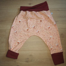 Charger l'image dans la galerie, sarouel pour bébé rose et rouge aux motifs de fleurs de coton