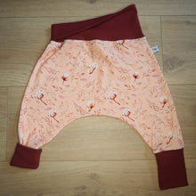 Charger l'image dans la galerie, sarouel pour bébé rose et rouge aux motifs de fleurs de coton