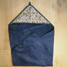 Charger l'image dans la galerie, Cape de bain Pingouins. Bleu, gris et jaune