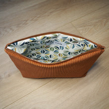 Charger l'image dans la galerie, trousse de toilette marron, intérieur imperméable géométrique