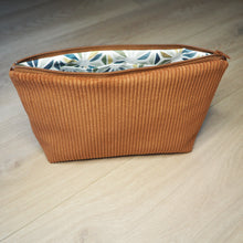 Charger l'image dans la galerie, trousse de toilette marron, intérieur imperméable géométrique