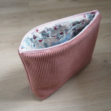 Charger l'image dans la galerie, trousse de toilette rose, intérieur fleuri