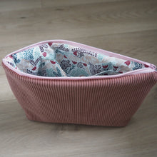 Charger l'image dans la galerie, trousse de toilette rose, intérieur fleuri
