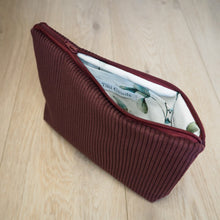 Charger l'image dans la galerie, petite trousse de toilette violette