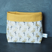 Charger l'image dans la galerie, Corbeille de rangement blanche et jaune avec des flamands roses de couleur dorée