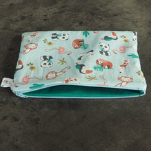 Charger l'image dans la galerie, Pochette à fermeture bleu clair aux motifs d'animaux et à l'intérieur vert