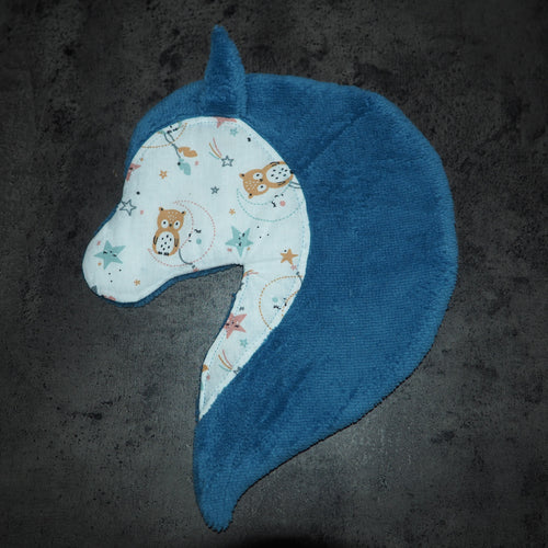 Doudou en forme de tête de cheval blanc et bleu
