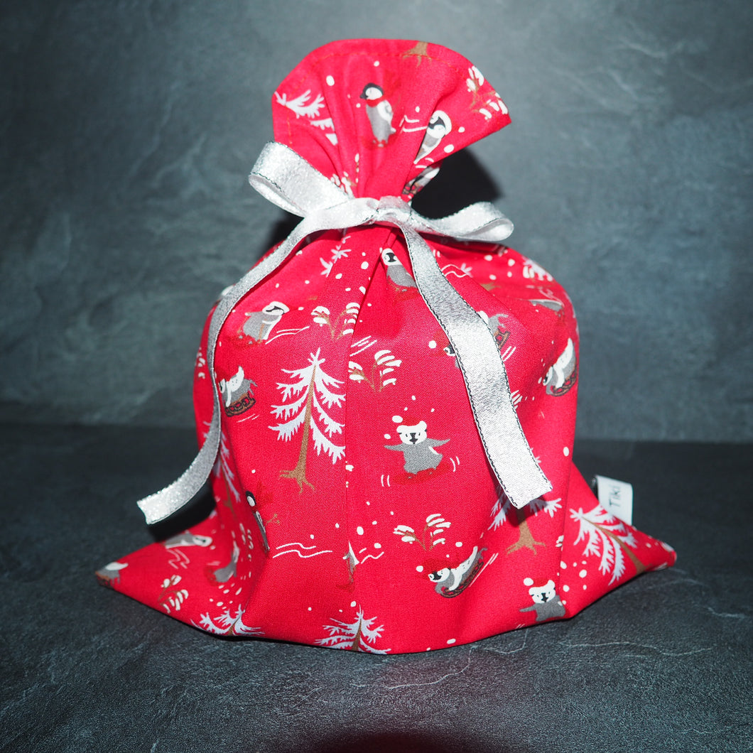 Pochette cadeau rouge et grise aux motifs de pingouins