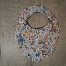 Charger l'image dans la galerie, bavoir bébé rose aux motifs d'animaux d'Amazonie
