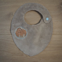 Charger l'image dans la galerie, bavoir pour bébé beige aux motifs éléphants
