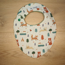 Charger l&#39;image dans la galerie, bavoir pour bébé vert aux motifs de camping et d&#39;animaux de la forêt
