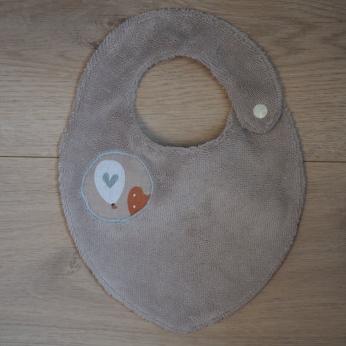 bavoir pour bébé beige aux motifs éléphants