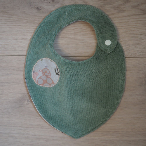 bavoir pour bébé vert aux motifs de mammouths et animaux de la forêt