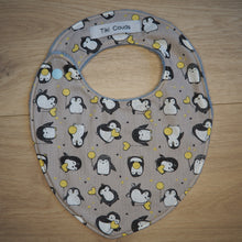 Charger l&#39;image dans la galerie, bavoir pour bébé bleu et beige aux motifs de pingouins
