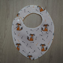 Charger l'image dans la galerie, bavoir de naissance orange et blanc aux motifs de renards
