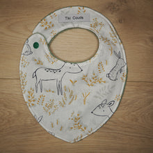 Charger l&#39;image dans la galerie, bavoir pour bébé de la naissance à 6 mois marron et blanc avec des motifs de lapins et de biches
