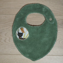 Charger l'image dans la galerie, bavoir pour bebe vert aux motifs de panthères

