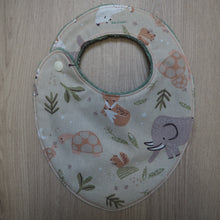 Charger l'image dans la galerie, bavoir pour bébé vert aux motifs de mammouths et animaux de la forêt
