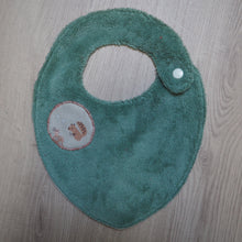 Charger l'image dans la galerie, bavoir pour bébé vert aux motifs de mammouths et animaux de la forêt
