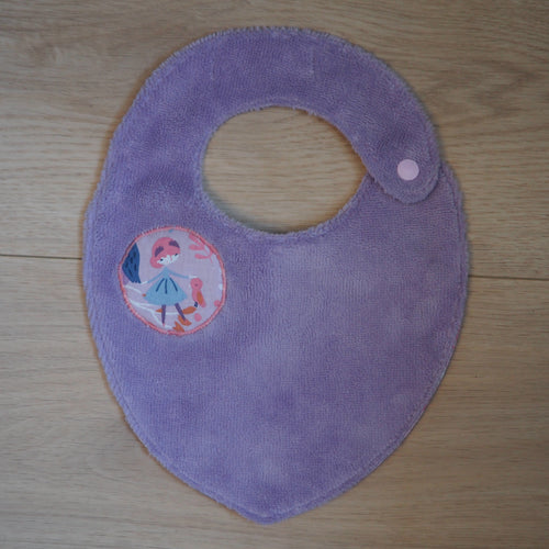 bavoir pour bébé parme et rose aux motifs de fées et de lapins