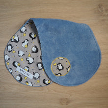 Charger l'image dans la galerie, bavoir d'épaule bleu et gris aux motifs de pingouins et de cœurs
