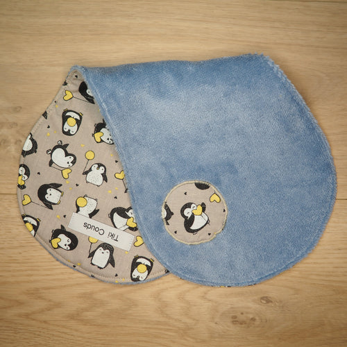 bavoir d'épaule bleu et gris aux motifs de pingouins et de coeurs