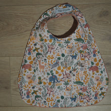 Charger l'image dans la galerie, bavoir pour enfant rose aux motifs d'animaux
