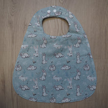 Charger l'image dans la galerie, bavoir pour enfant bleu motifs de lapins
