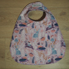 Charger l'image dans la galerie, bavoir réglable pour enfant violet et rose aux motifs de lapins et de fées
