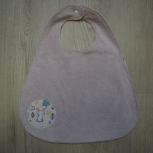 Charger l'image dans la galerie, bavoir pour enfant rose aux motifs de lapins
