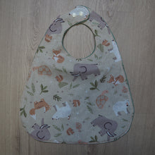 Charger l'image dans la galerie, bavoir réglable pour enfant vert et beige aux motifs de mammouths et animaux de la forêt
