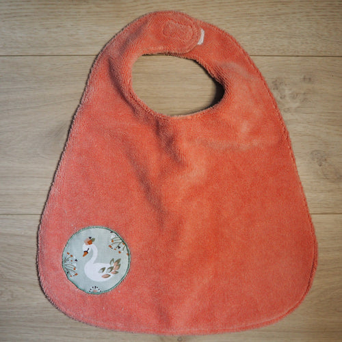 Grand bavoir vert et rose avec des cygnes