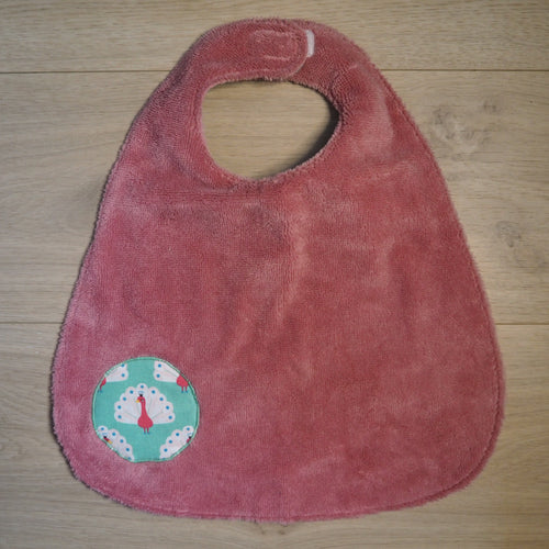 bavoir évolutif rose et vert aux motifs de paons
