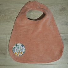 Charger l'image dans la galerie, bavoir pour enfant rose aux motifs d'animaux

