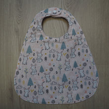Charger l'image dans la galerie, bavoir pour enfant rose aux motifs de lapins
