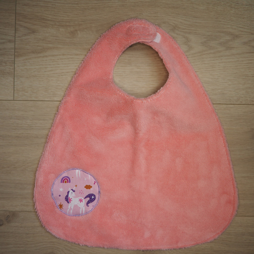 bavoir pour enfant violet et rose aux motifs de licornes