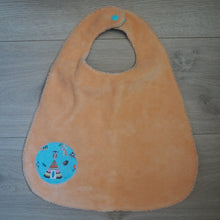 Charger l'image dans la galerie, bavoir évolutif pour enfant réglable orange et bleu aux motifs d'animaux et de tipis
