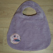 Charger l'image dans la galerie, bavoir réglable pour enfant violet et rose aux motifs de lapins et de fées
