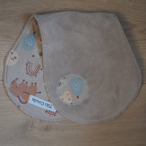 bavoir d'épaule beige aux motifs d'éléphants