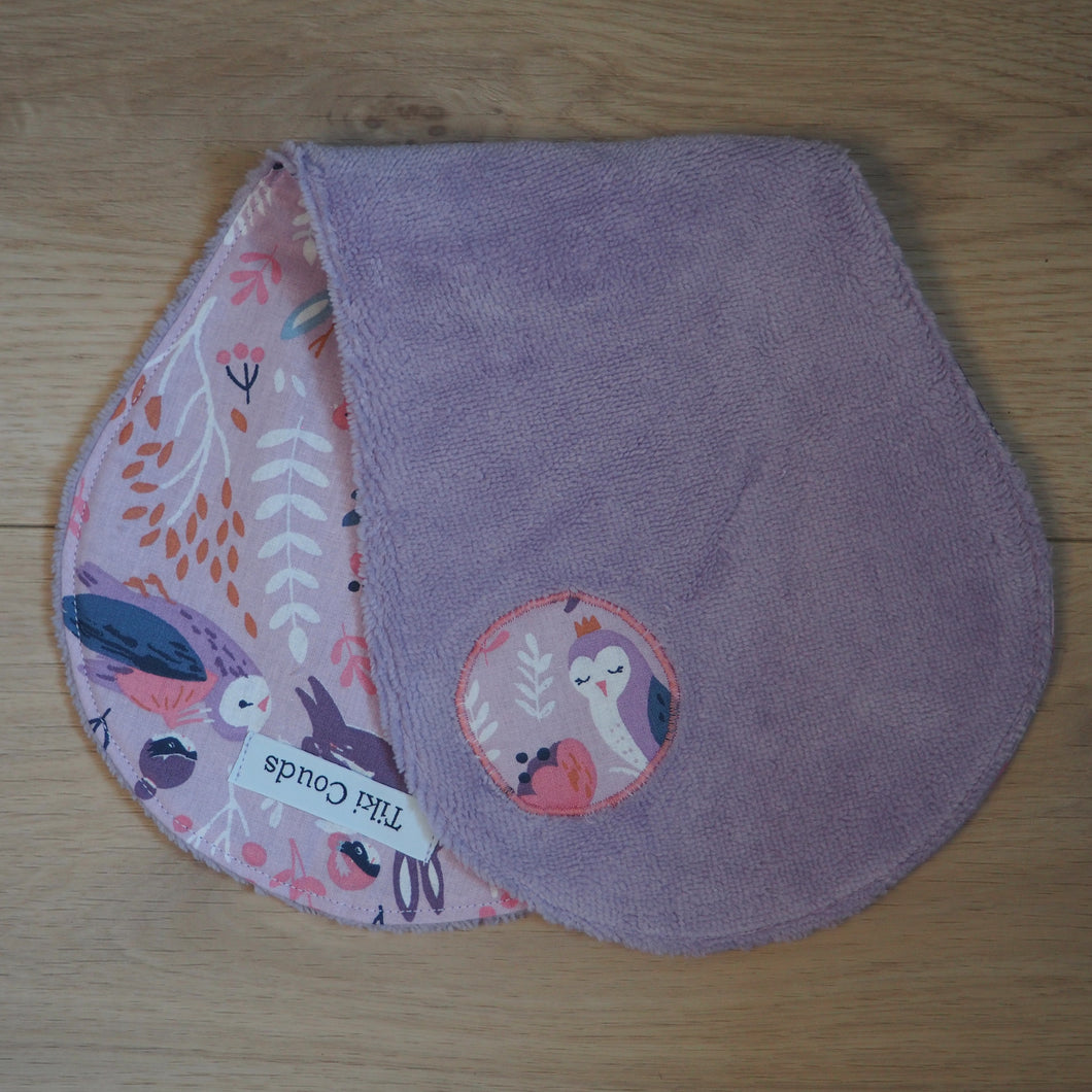 bavoir d'épaule violet aux motifs de fées et de lapins