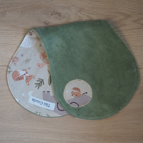 bavoir d'épaule vert aux motifs d'animaux de la forêt et de mammouths