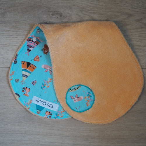 bavoir d'épaule orange et bleu aux motifs de tipis et d'animaux