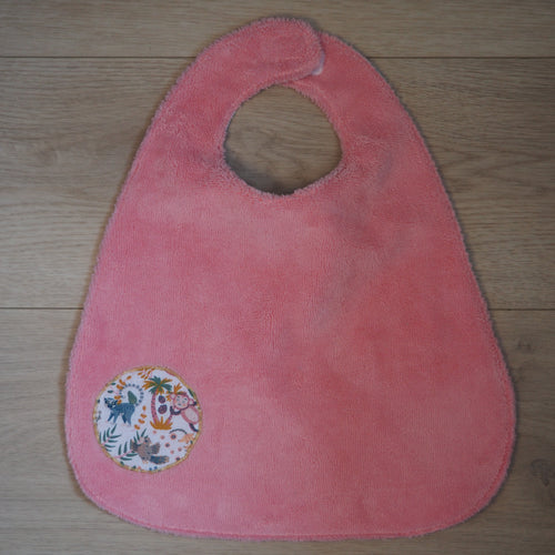 bavoir pour enfant rose aux motifs d'animaux