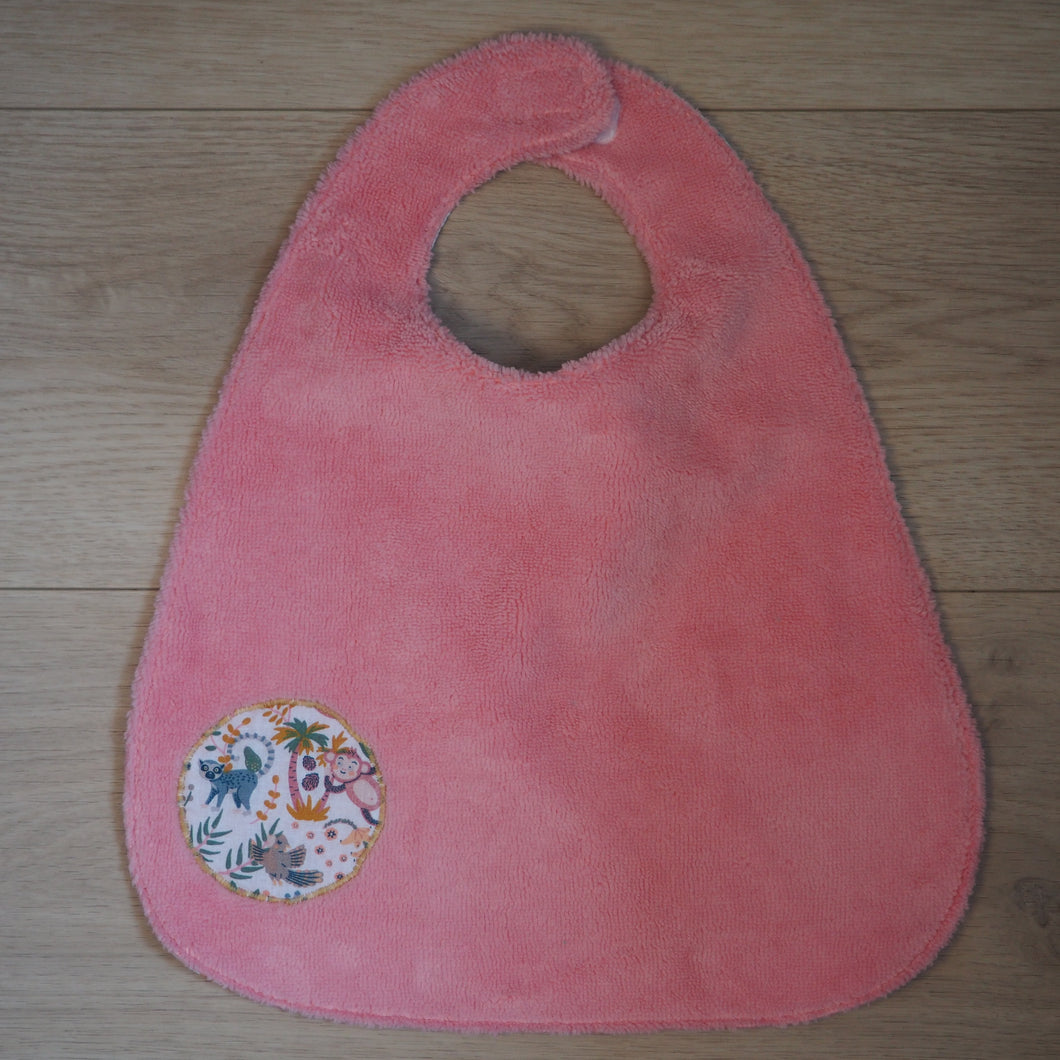 bavoir pour enfant rose aux motifs d'animaux