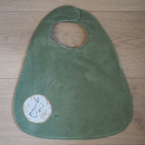 bavoir pour enfant réglable vert, motifs lapins et biches