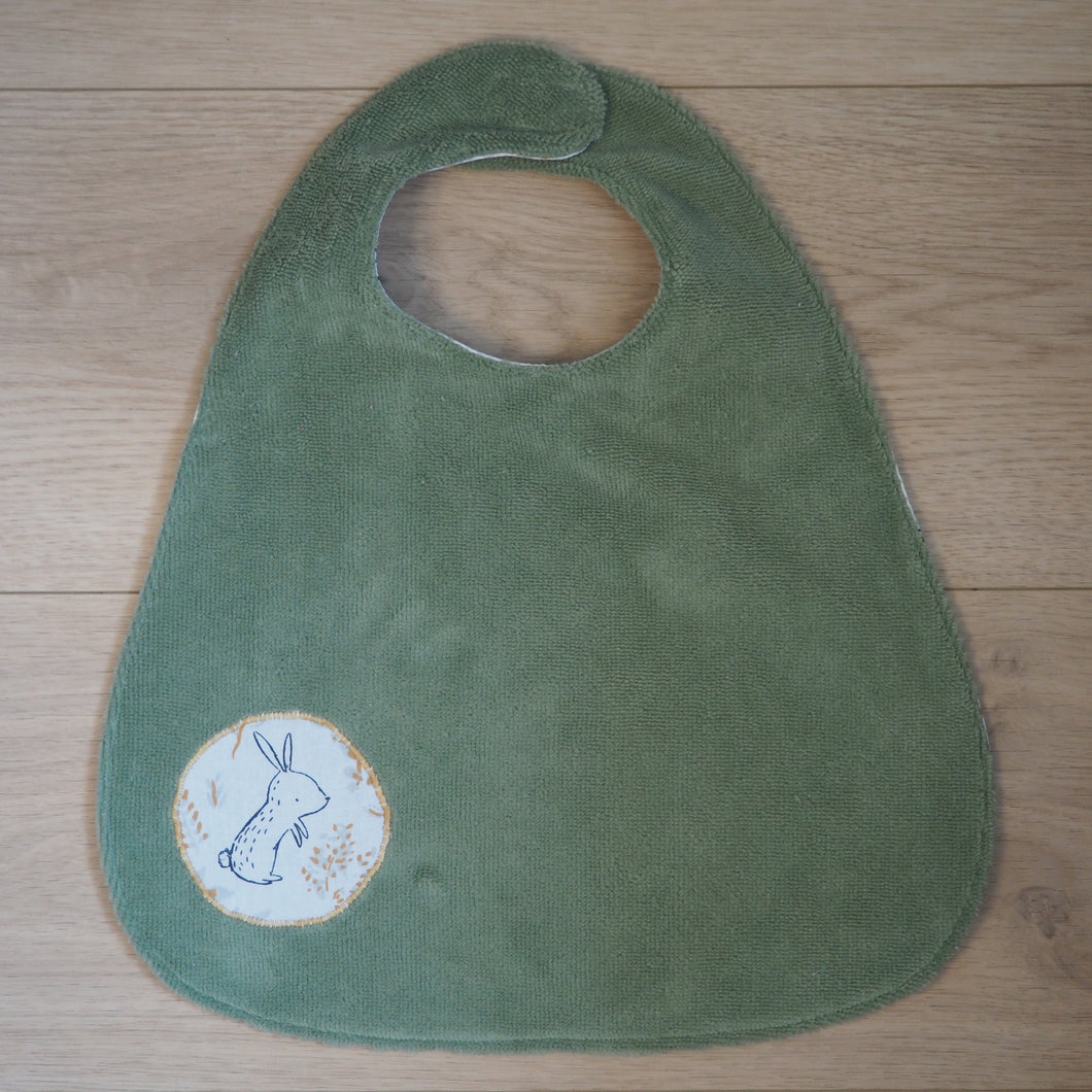bavoir pour enfant réglable vert, motifs lapins et biches