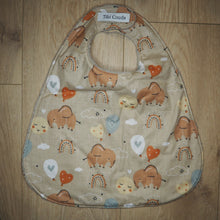Charger l'image dans la galerie, bavoir évolutif pour enfant réglable beige aux motifs d'éléphants
