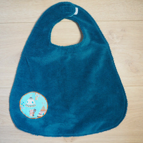 bavoir réglable bleu aux motifs d'animaux et de tipis