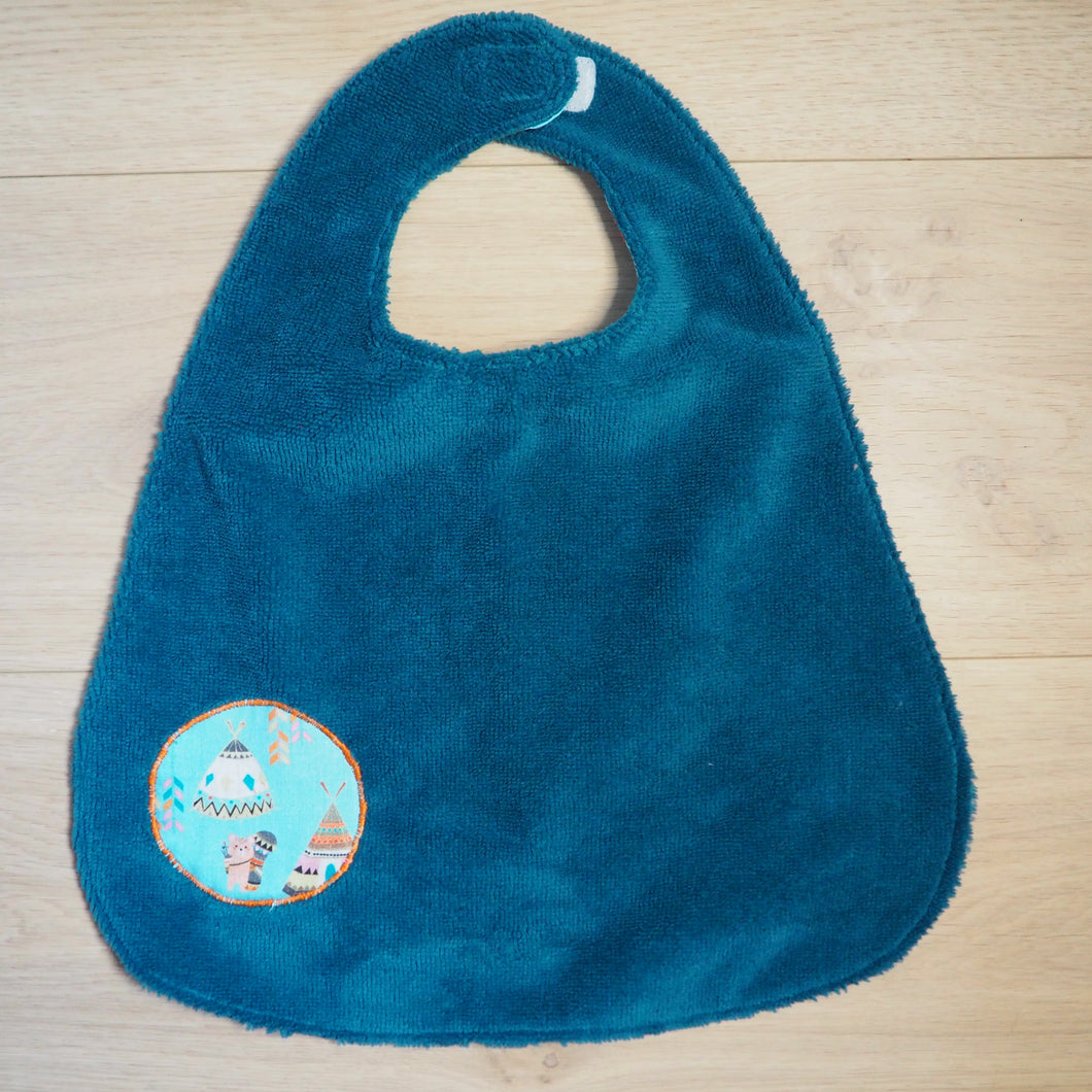 bavoir réglable bleu aux motifs d'animaux et de tipis